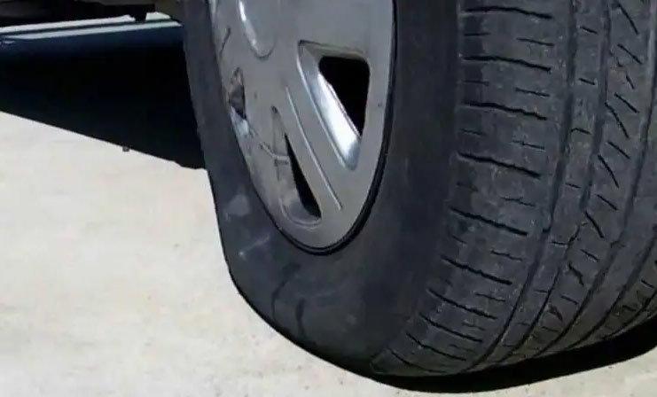 汽車(chē)救援告訴您爆胎的原因以及處理方案