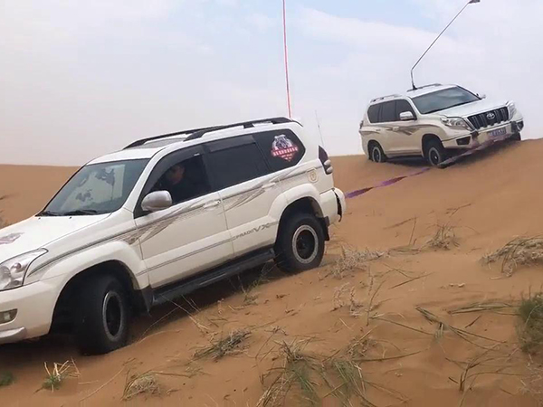 沙地救援現(xiàn)場(chǎng)：拖車如何將陷車“拔出”泥潭