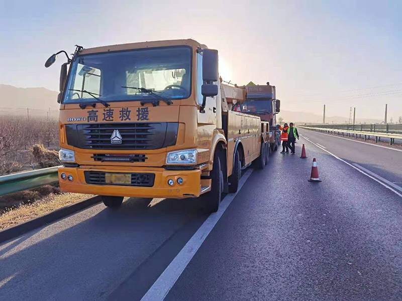 囊謙汽車雪地困境救援：專業(yè)團隊緊急行動，為您解決出行難題